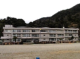 南島東小学校の外観