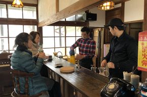 喫茶店で談笑する店員とお客さんの写真