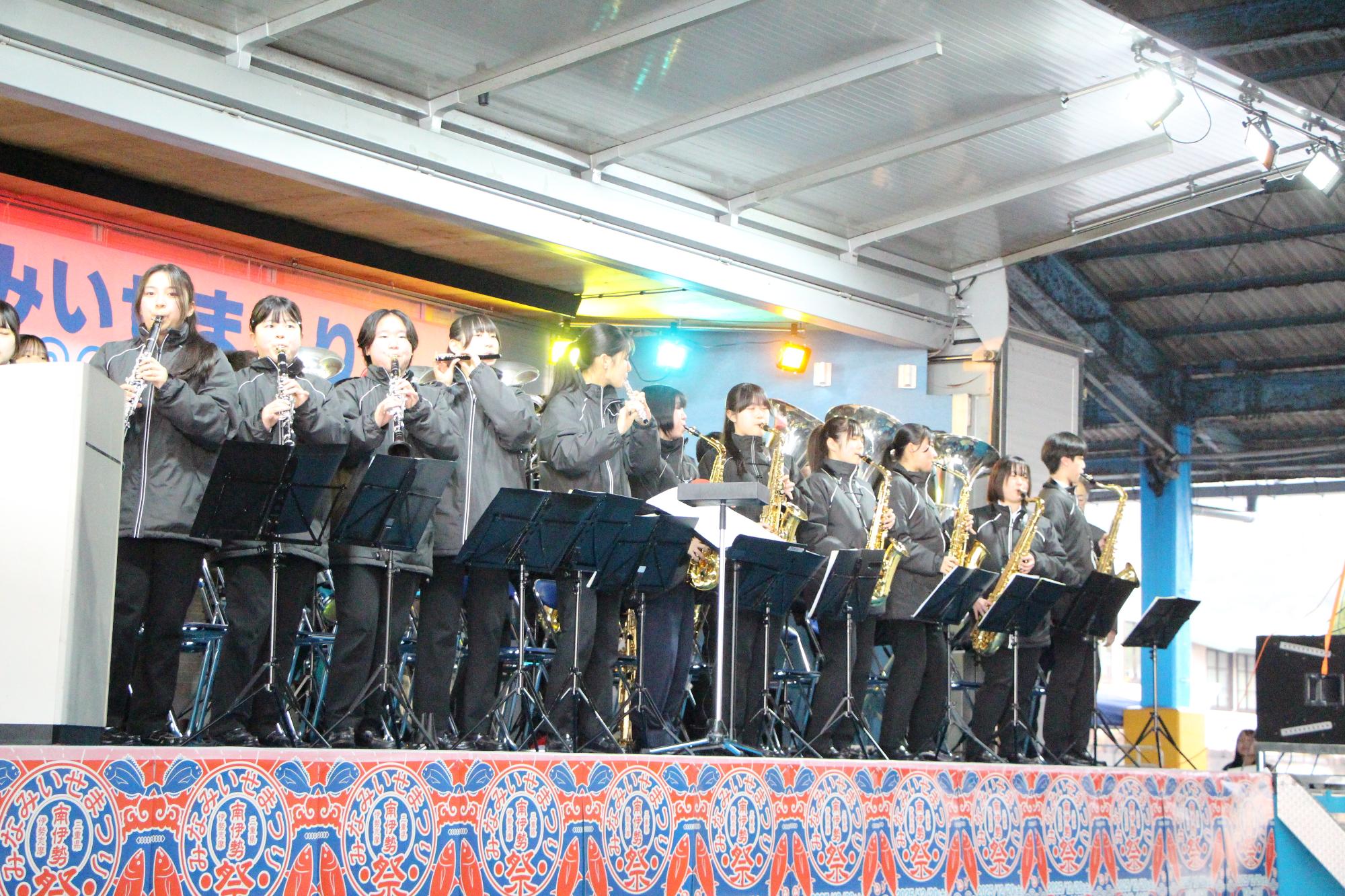 みなみいせまつり2025の皇學館高校吹奏学部の写真画像