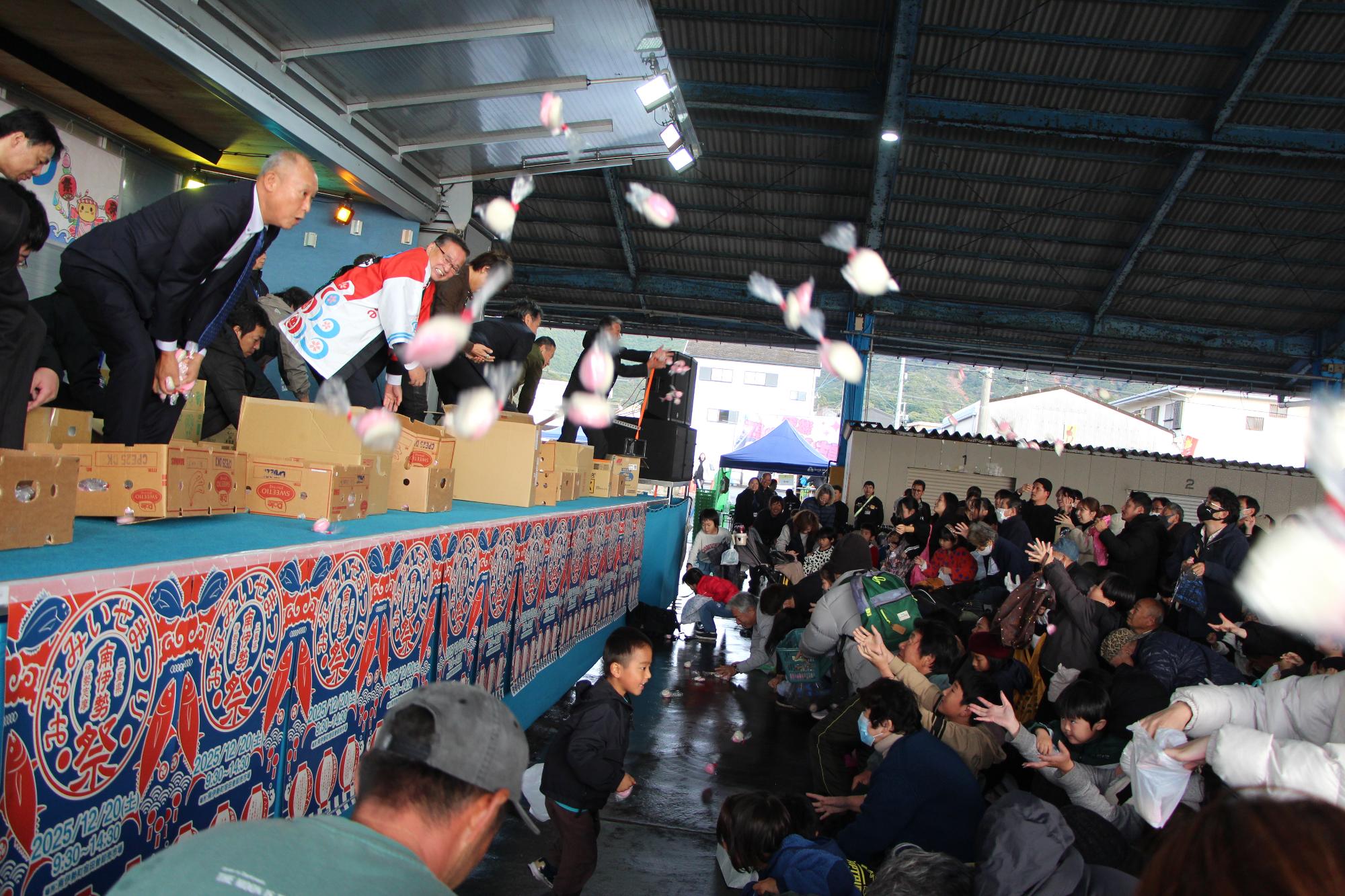 みなみいせまつり2025の餅まきの写真画像