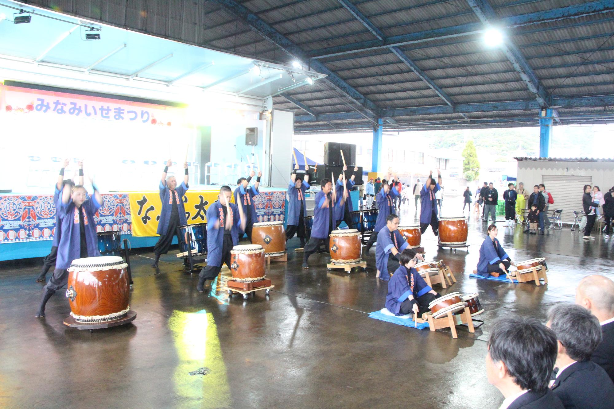 みなみいせまつりのなぶら太鼓演奏の写真の画像