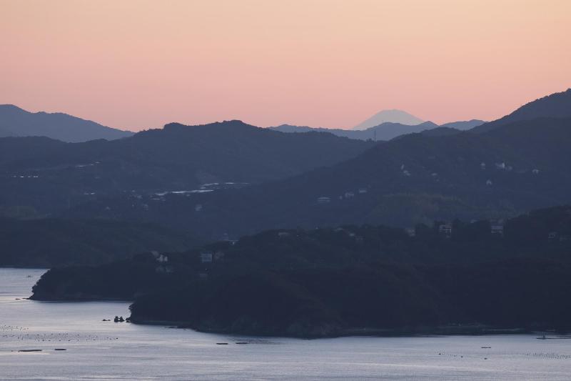 杉野氏撮影南海展望台から望む富士山と五ケ所湾500mmレンズ