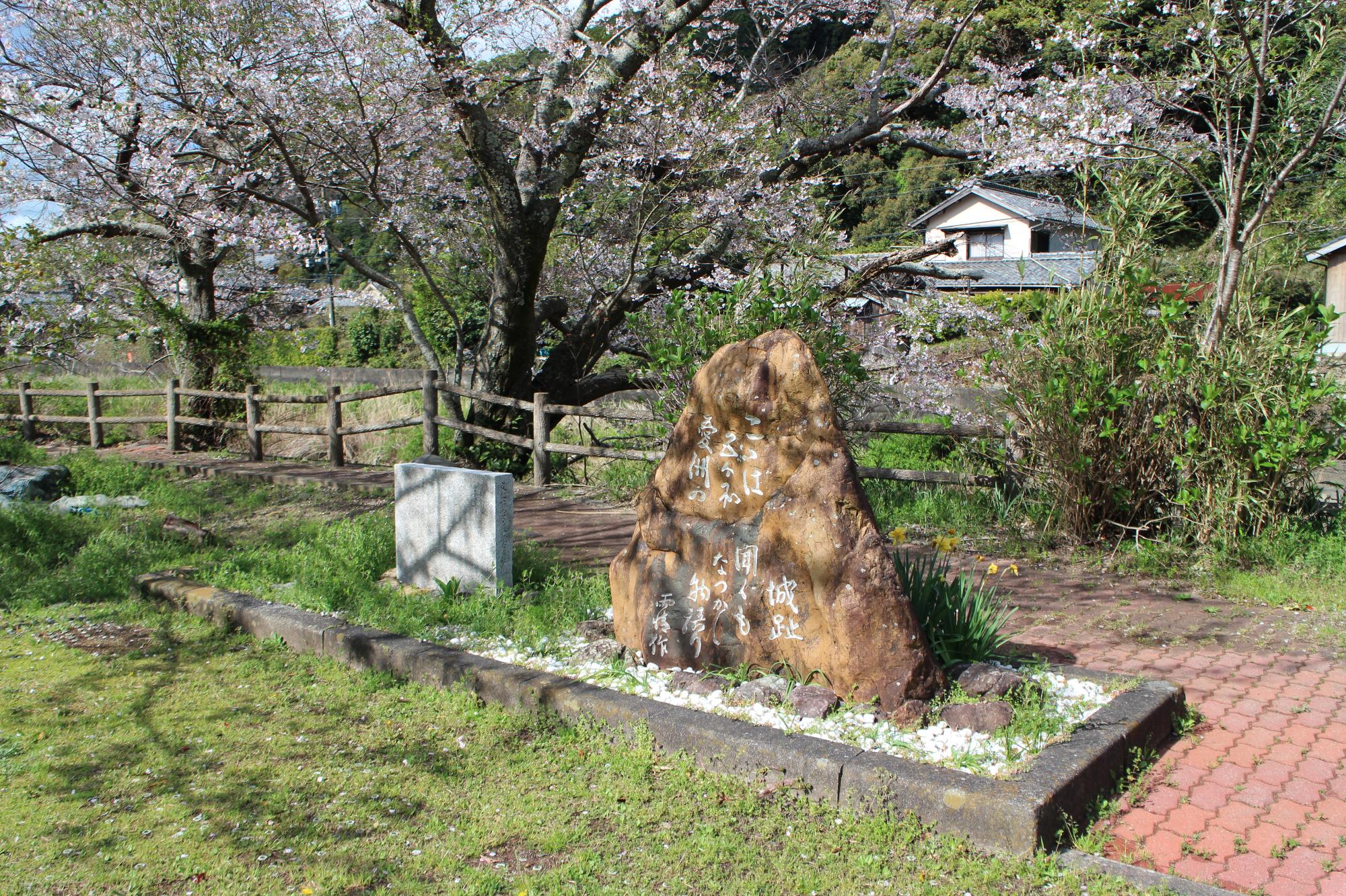 少し遠くから見た詩碑