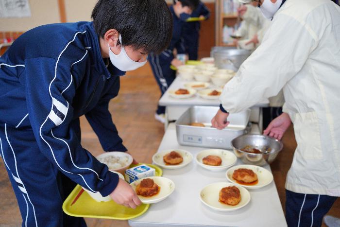 未利用魚給食の小学校の様子