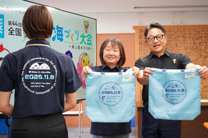 全国豊かな海づくり大会記念ノベルティーのエコバッグを手に持った写真
