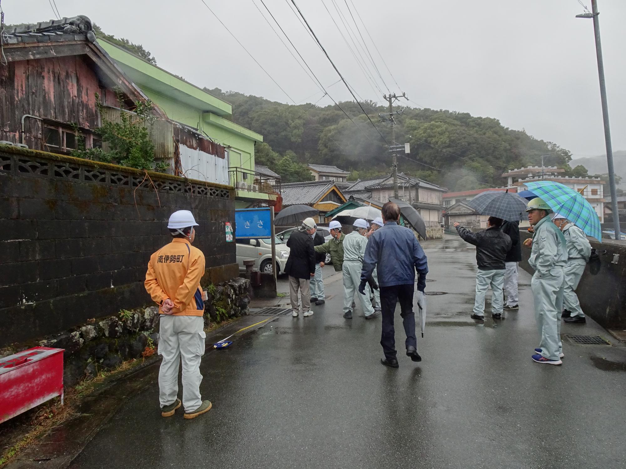令和7年度当初予算町内視察（相賀浦避難道整備）