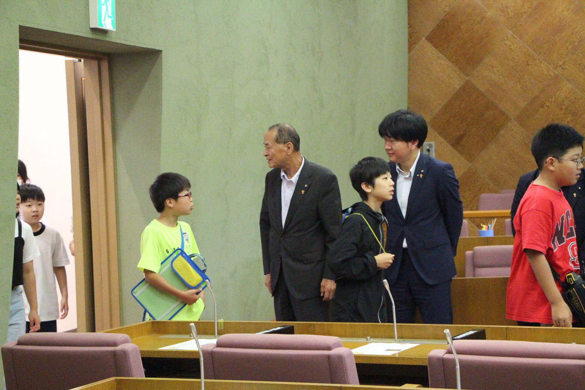 令和7年6月12日南勢小学校6年生議会見学1