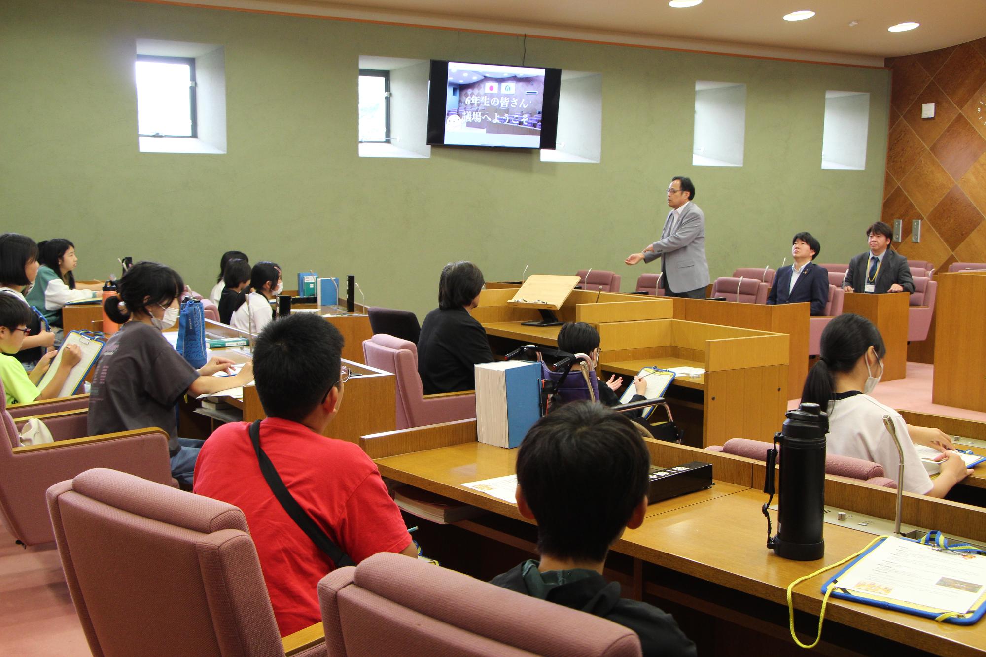 令和7年6月12日南勢小学校6年生議会見学3