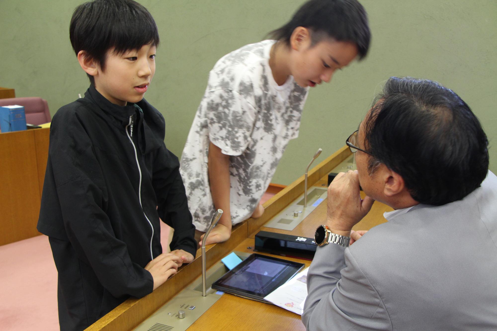 令和7年6月12日南勢小学校6年生議会見学2