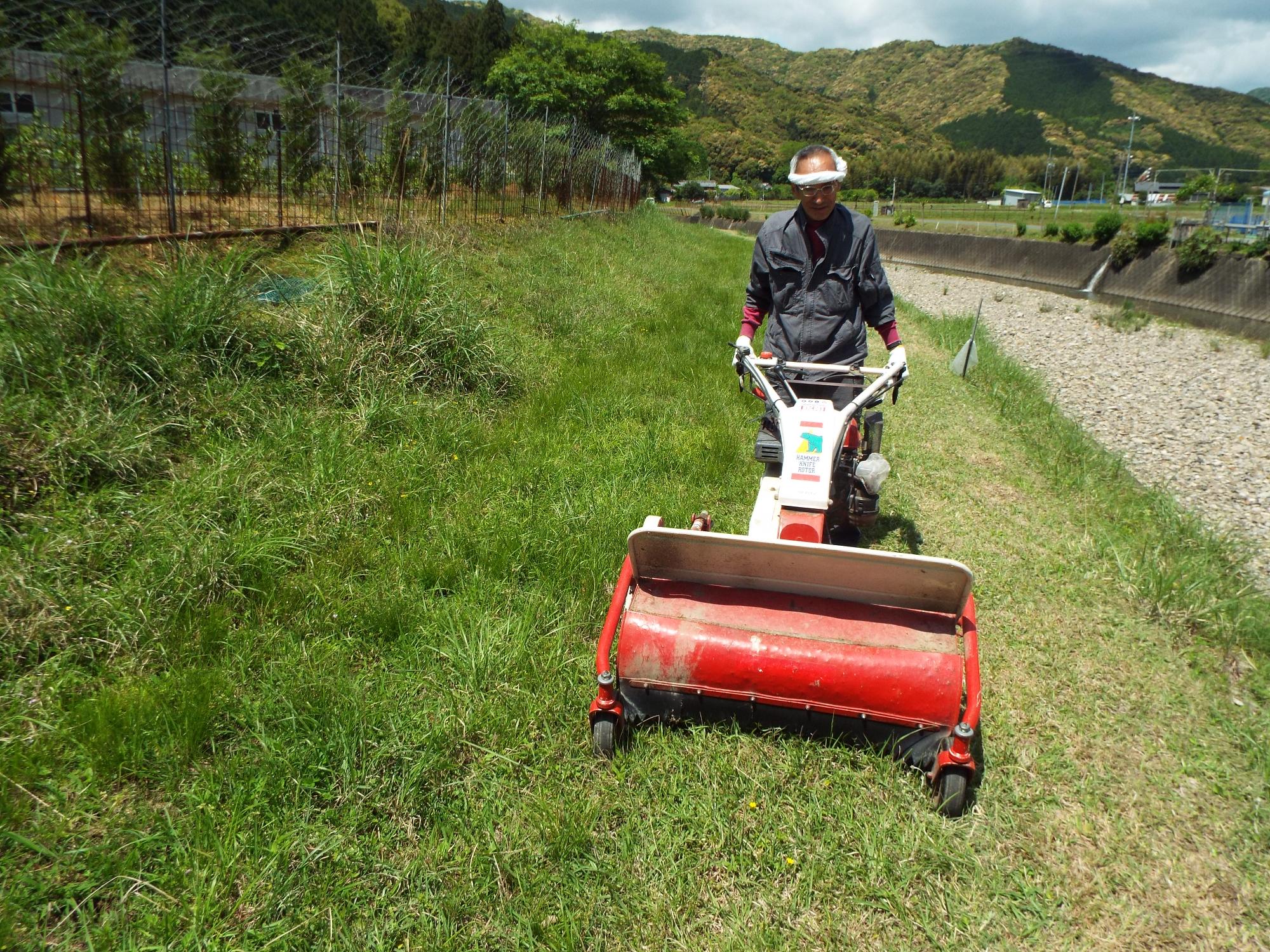 堤防の除草作業