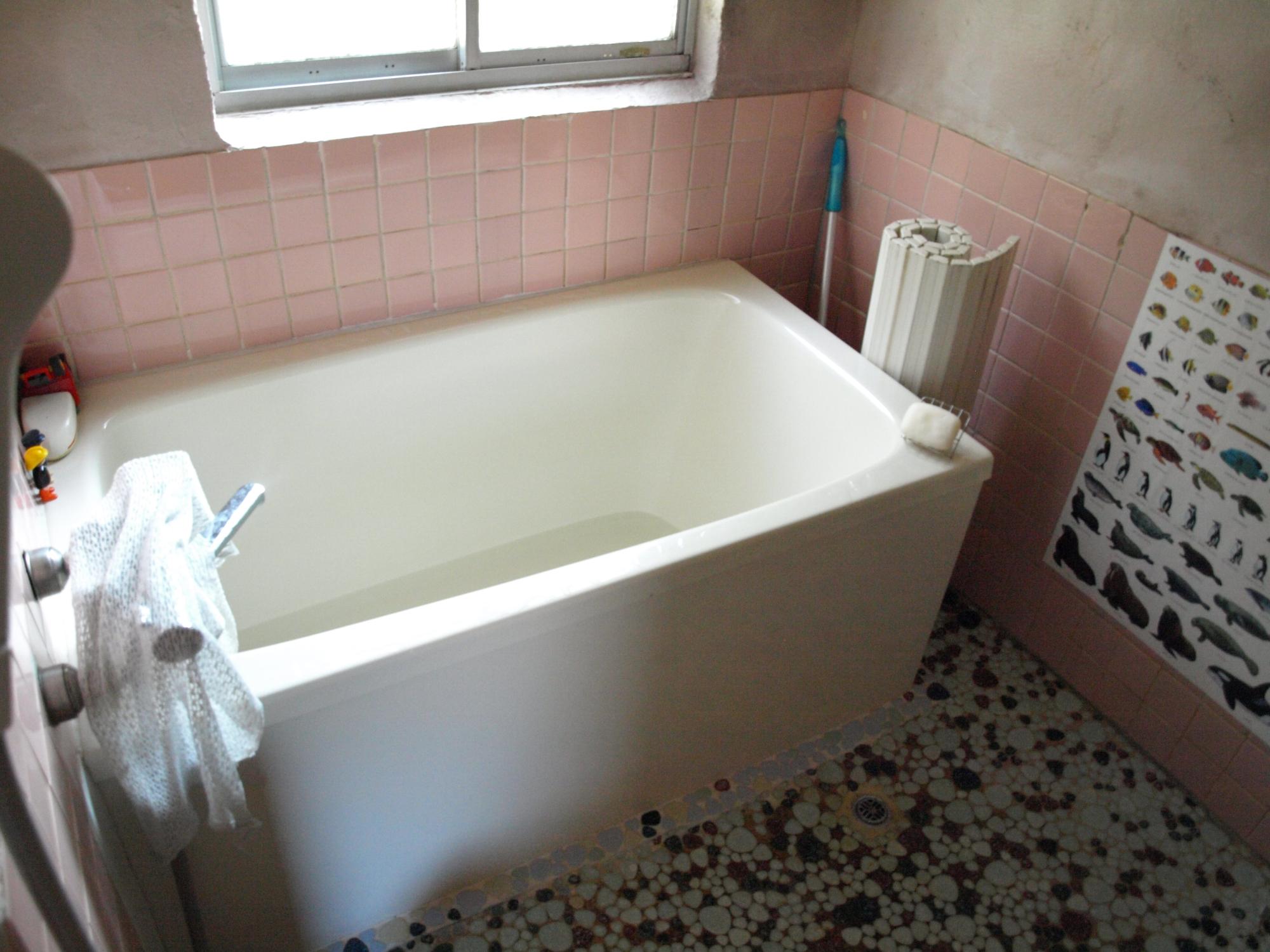 リフォーム後のお風呂を打つつぃた写真。浴槽が新しく、広くなっている。