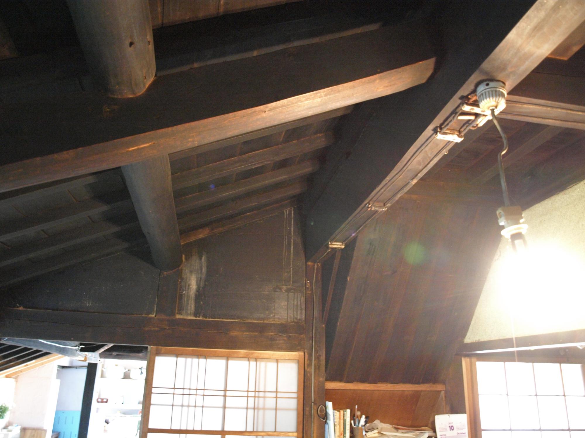 リフォーム後の天井の様子を写した写真。古い木を使って温もりが感じられる雰囲気に仕上がっている。