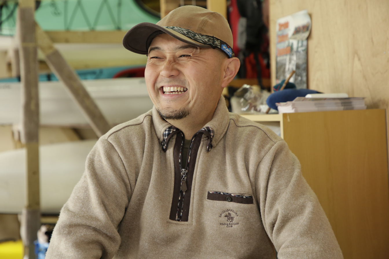 笑顔で快くインタビューに答えて下さっている本橋さんを写した写真。