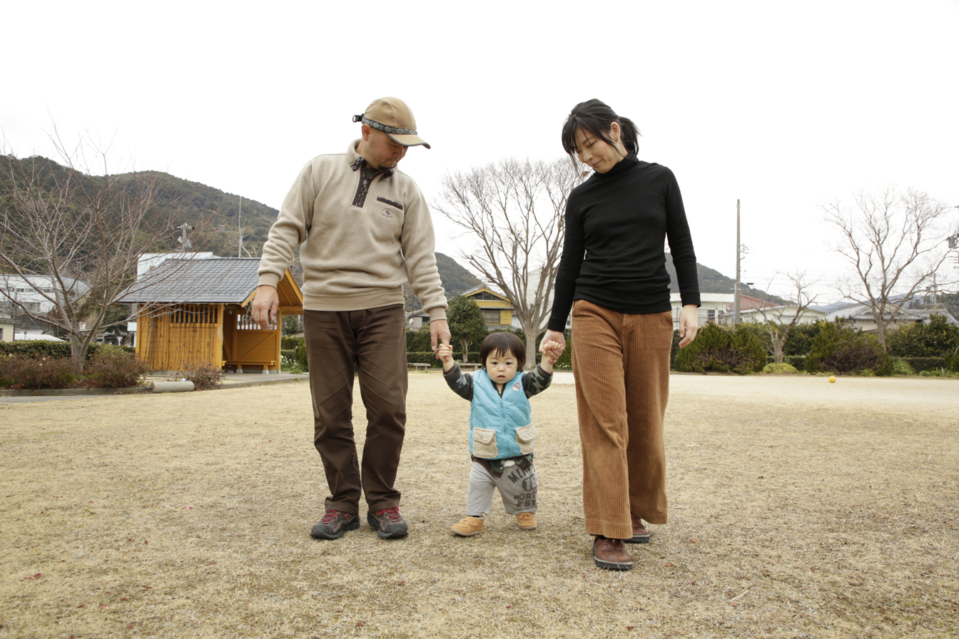 本橋さんご家族3人が仲良く散歩をしている写真。