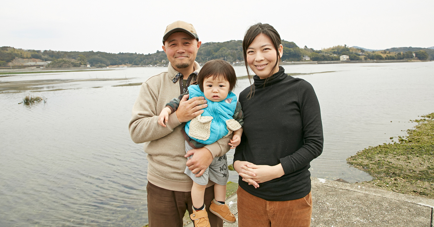 インタビューを受ける本橋さんとご家族が写った写真。