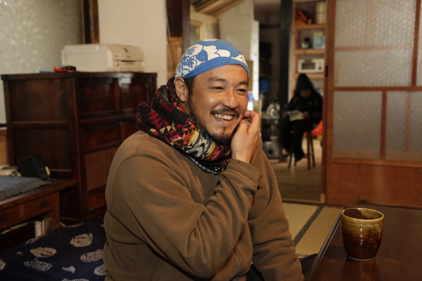 快くインタビューに答えて下さる谷川原さんの様子を写した写真。