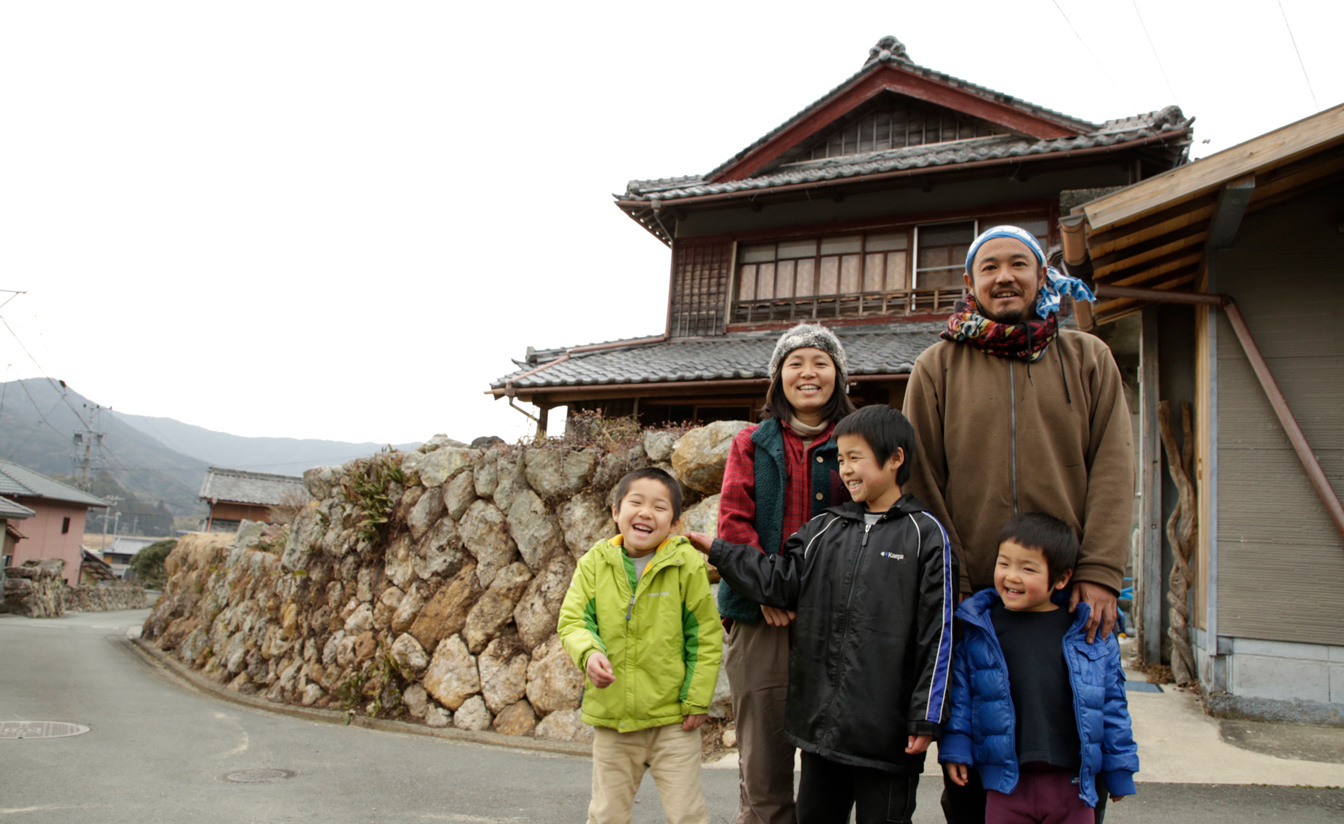 谷川原さん、奥様、お子さん3人を写した写真。